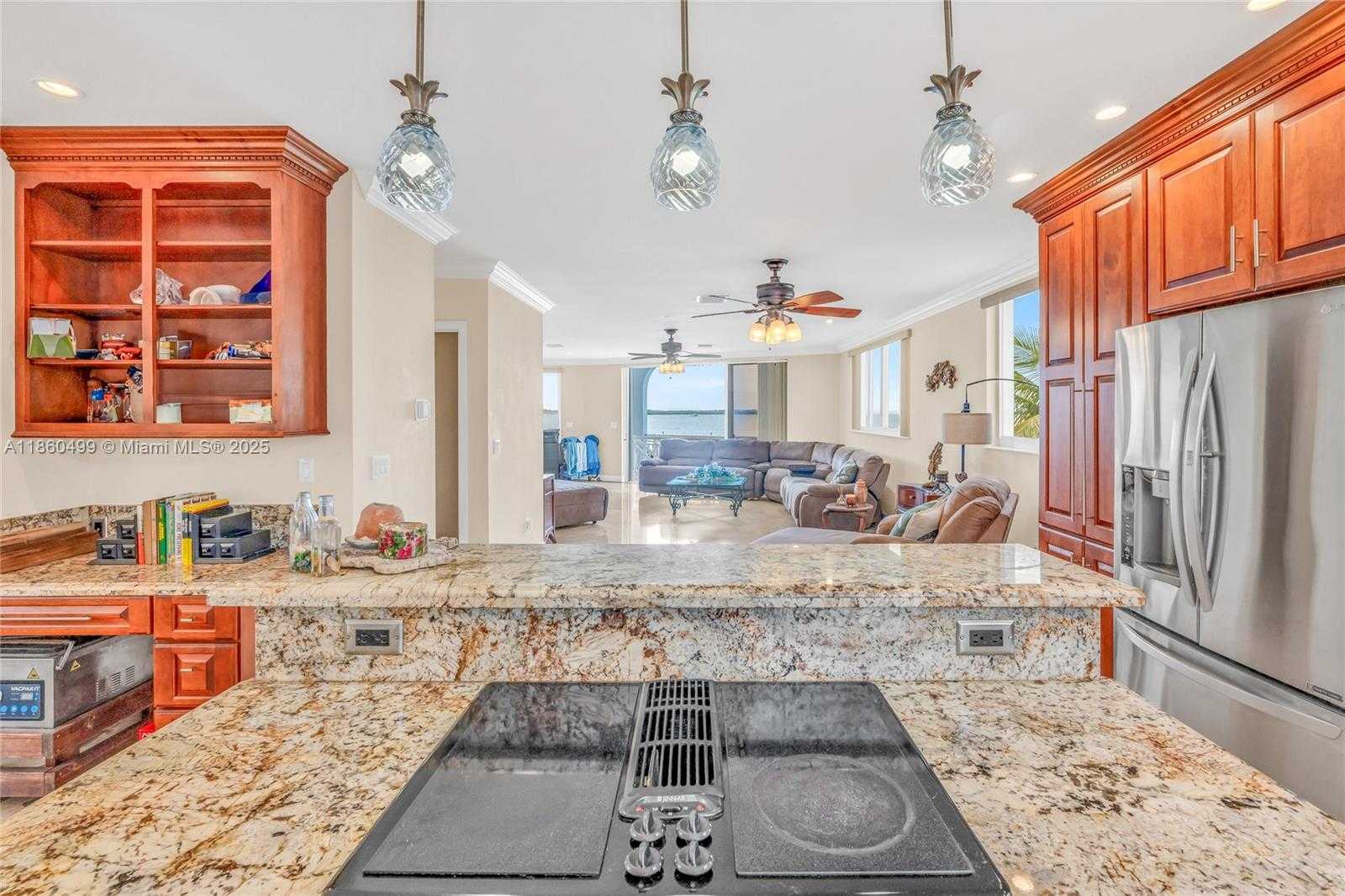 Small Image of 207 CAMELOT DR, Tavernier Number 34