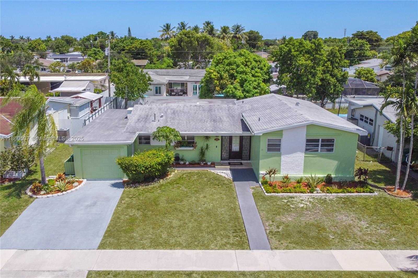 Small Image of 9390 DOMINICAN DR, Cutler Bay Number 2