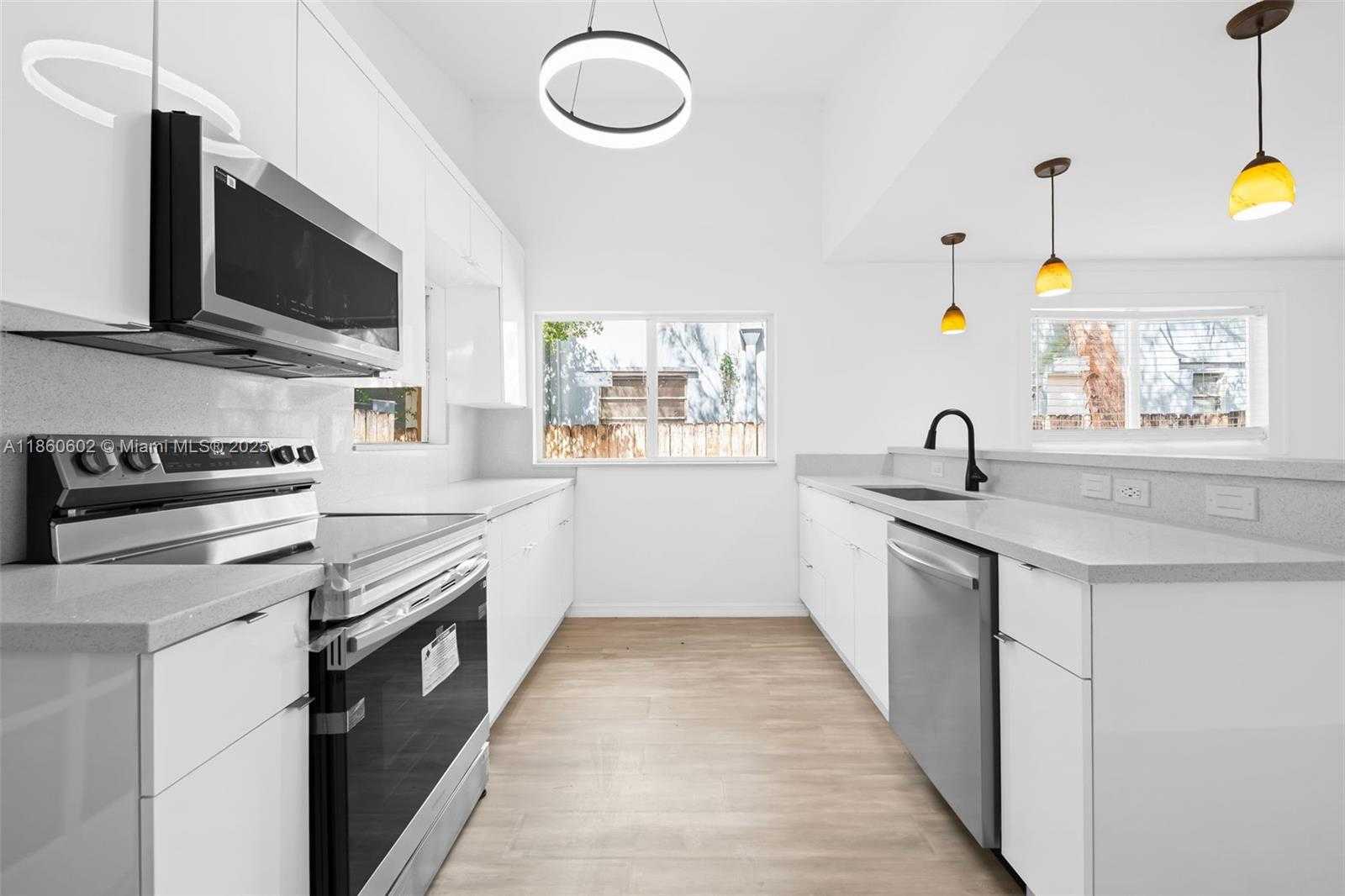 Small Image of 1640 FUNSTON ST, Hollywood Number 5