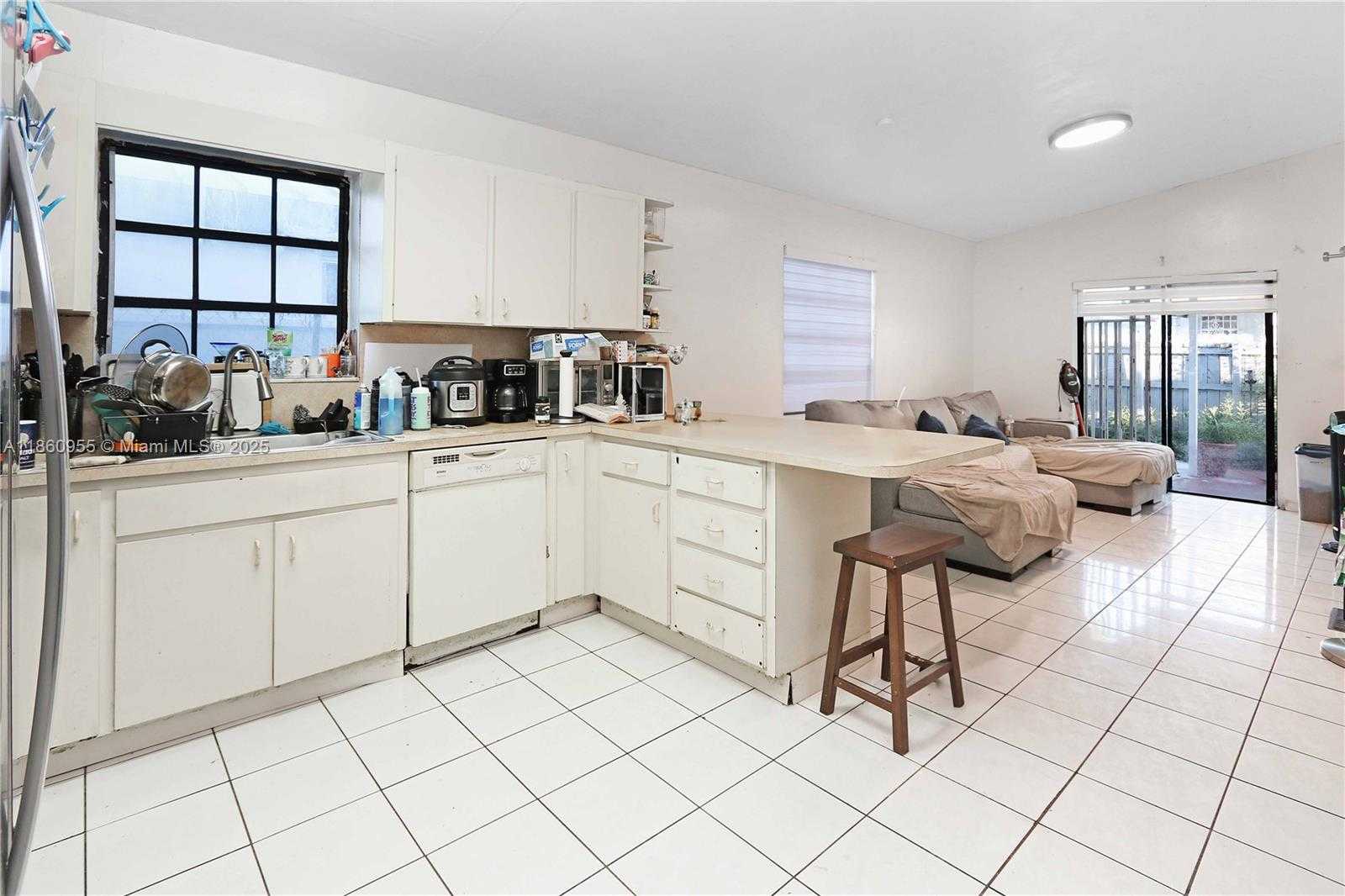 Small Image of 2534 WEST 72ND ST, Hialeah Number 11