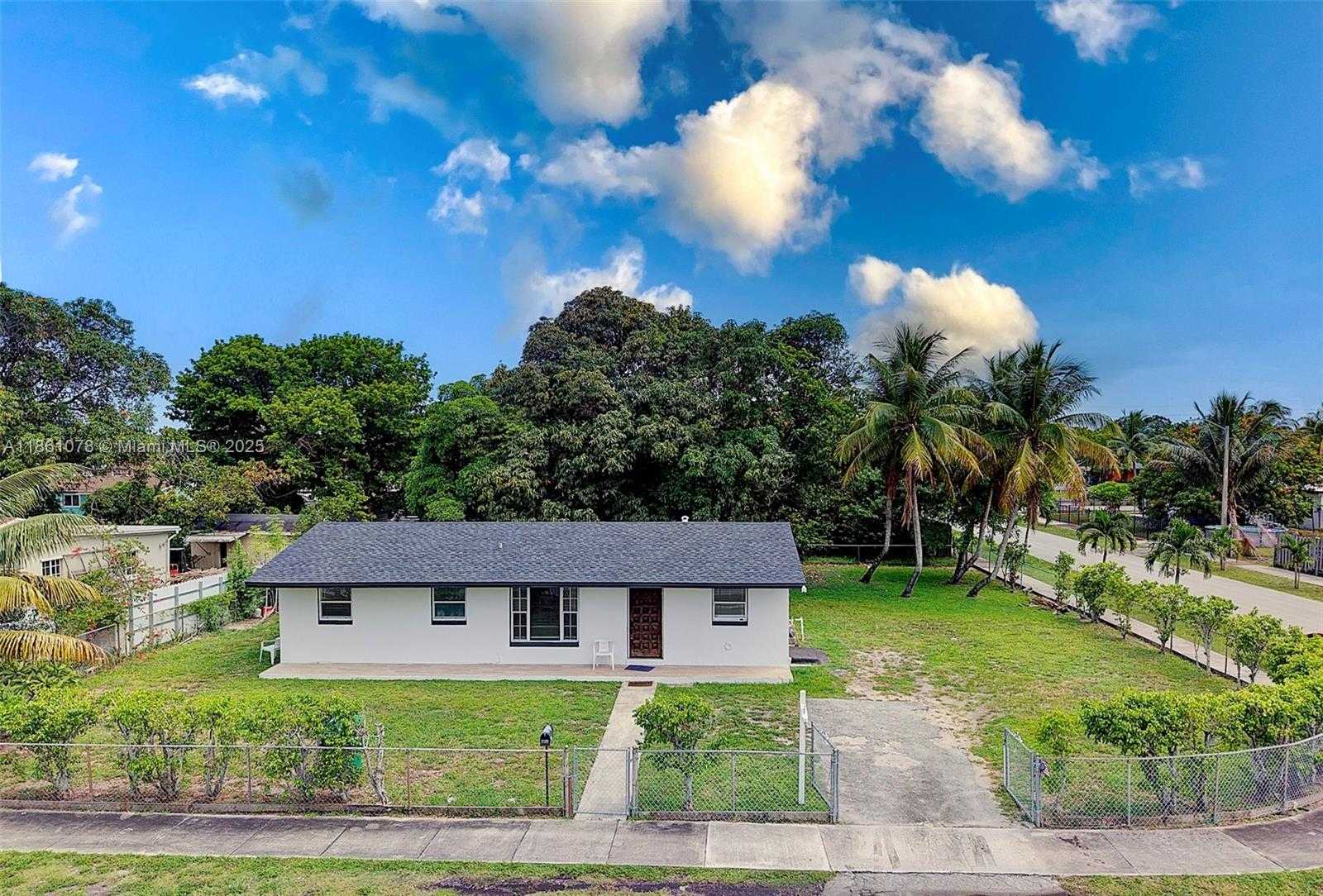 Small Image of 3354 NORTH WEST 181ST ST, Miami Gardens Number 2