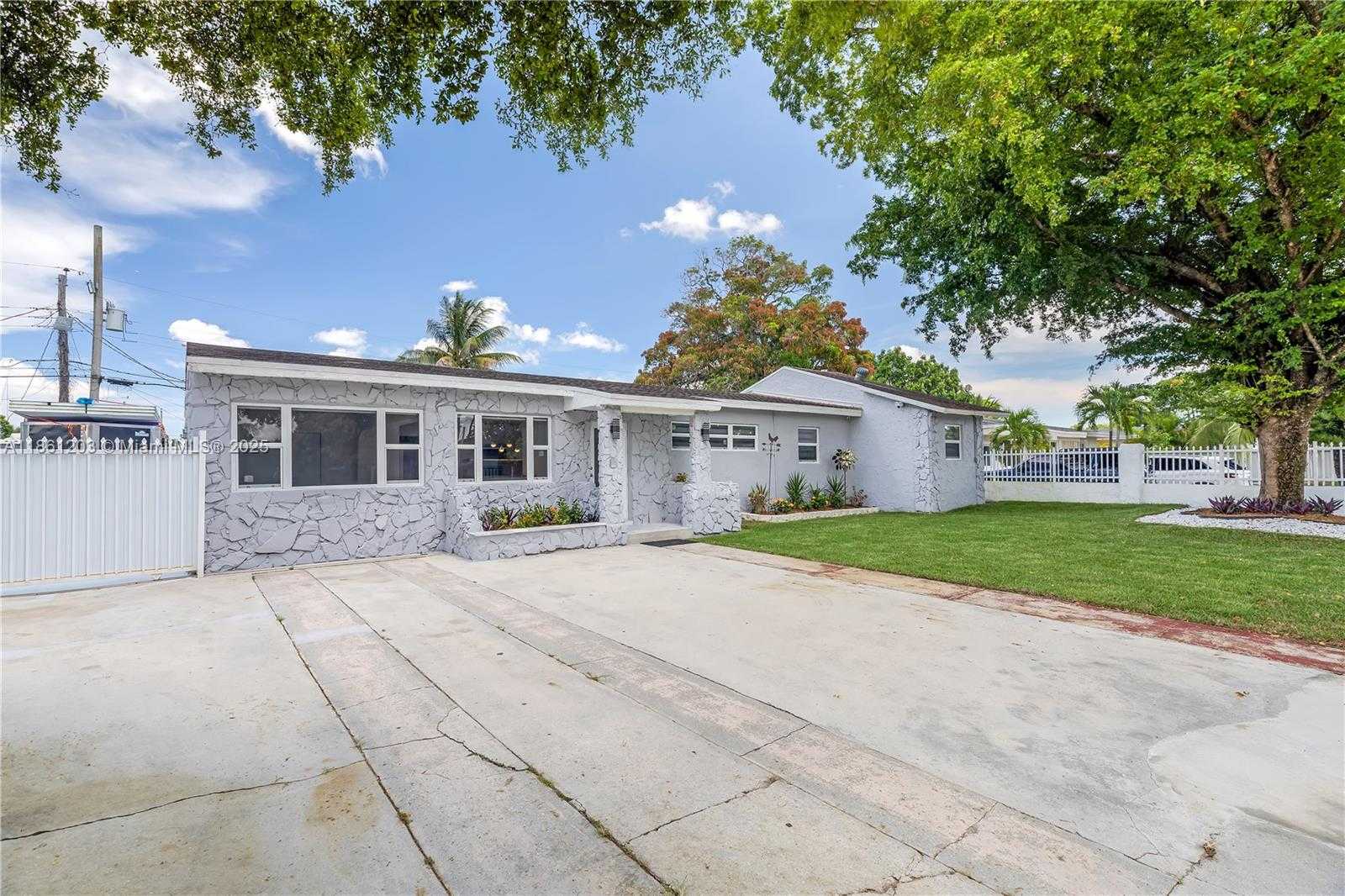 Small Image of 17201 NORTH WEST 37TH AVE, Miami Gardens Number 2