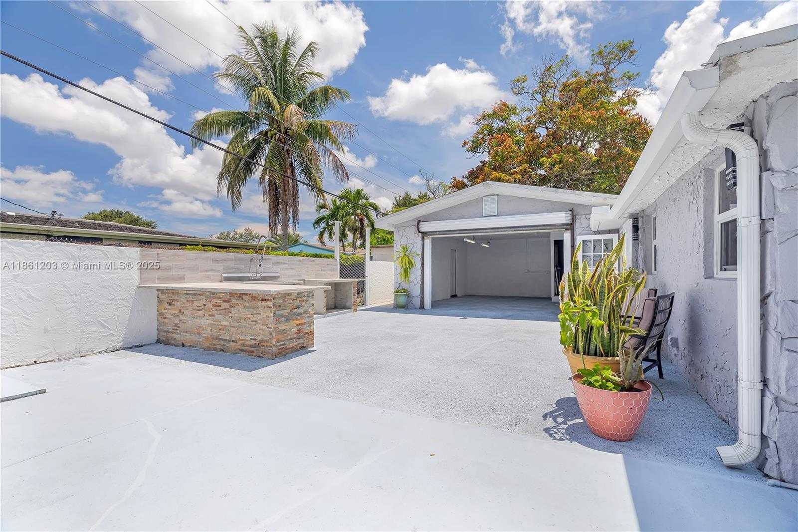 Small Image of 17201 NORTH WEST 37TH AVE, Miami Gardens Number 36