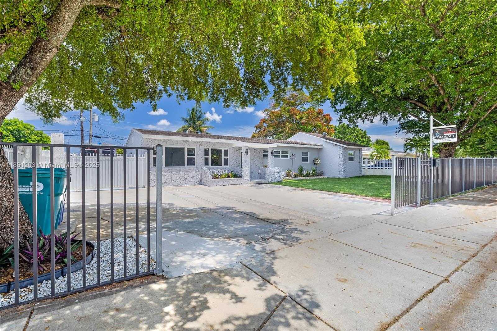 Small Image of 17201 NORTH WEST 37TH AVE, Miami Gardens Number 4
