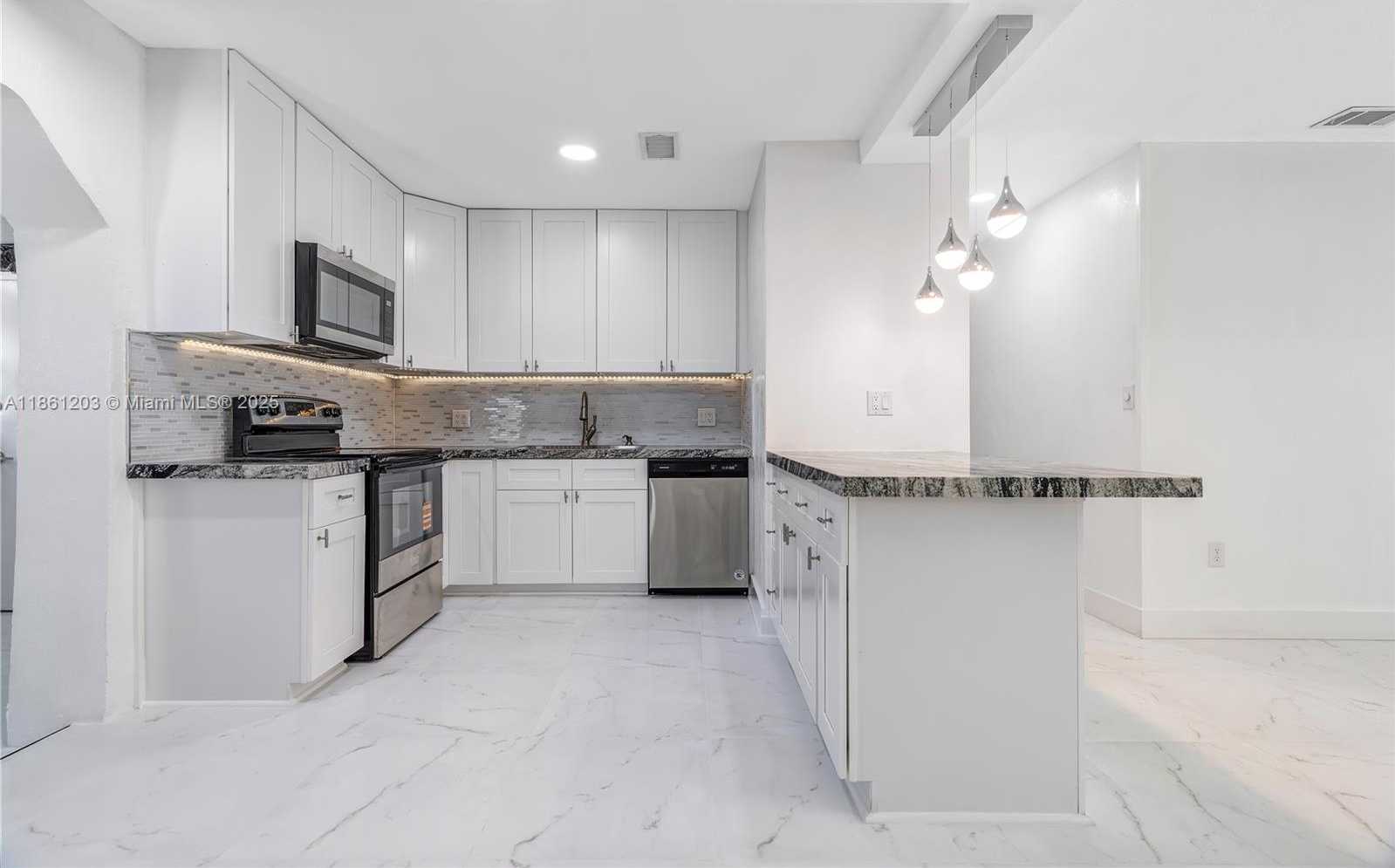 Small Image of 17201 NORTH WEST 37TH AVE, Miami Gardens Number 7