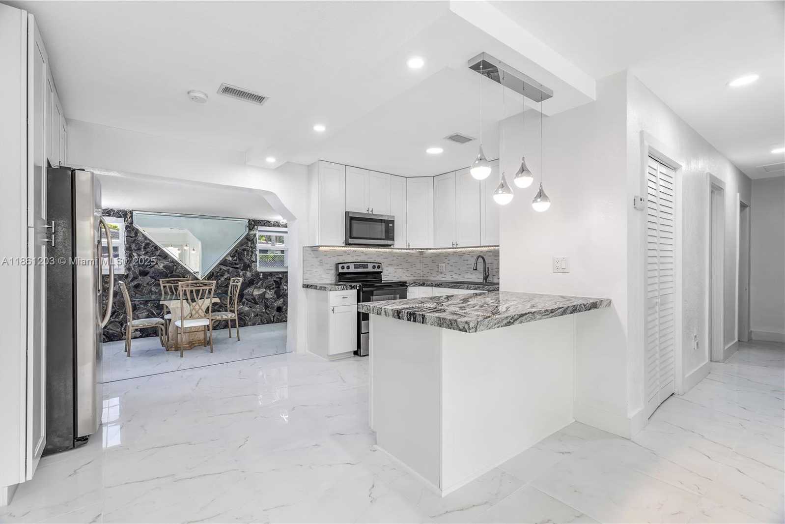 Small Image of 17201 NORTH WEST 37TH AVE, Miami Gardens Number 9