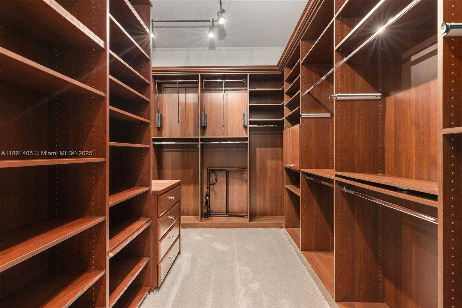 Small Image of 1504 ISLAND BLVD, Aventura Number 31