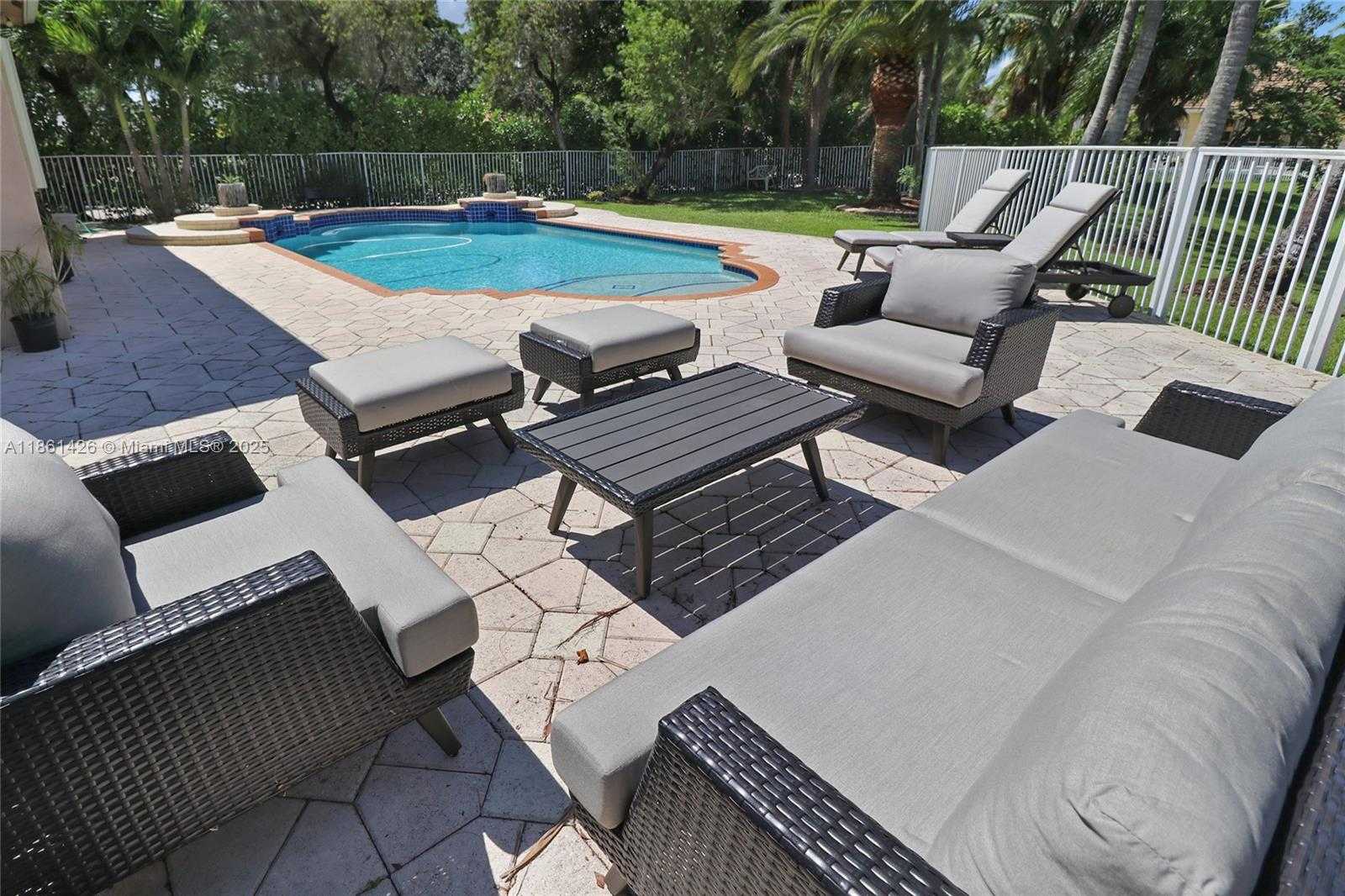 Small Image of 1600 BLUE JAY CIR, Weston Number 34