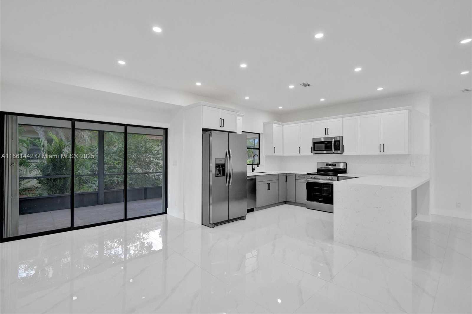 Small Image of 8037 BUTTONWOOD CIR, Tamarac Number 10