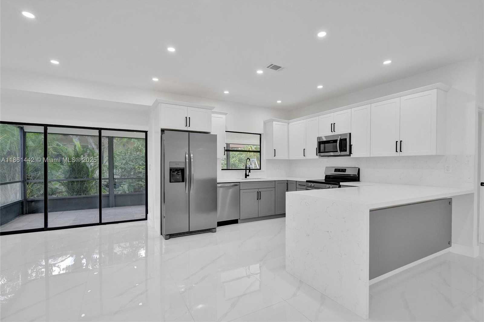 Small Image of 8037 BUTTONWOOD CIR, Tamarac Number 11