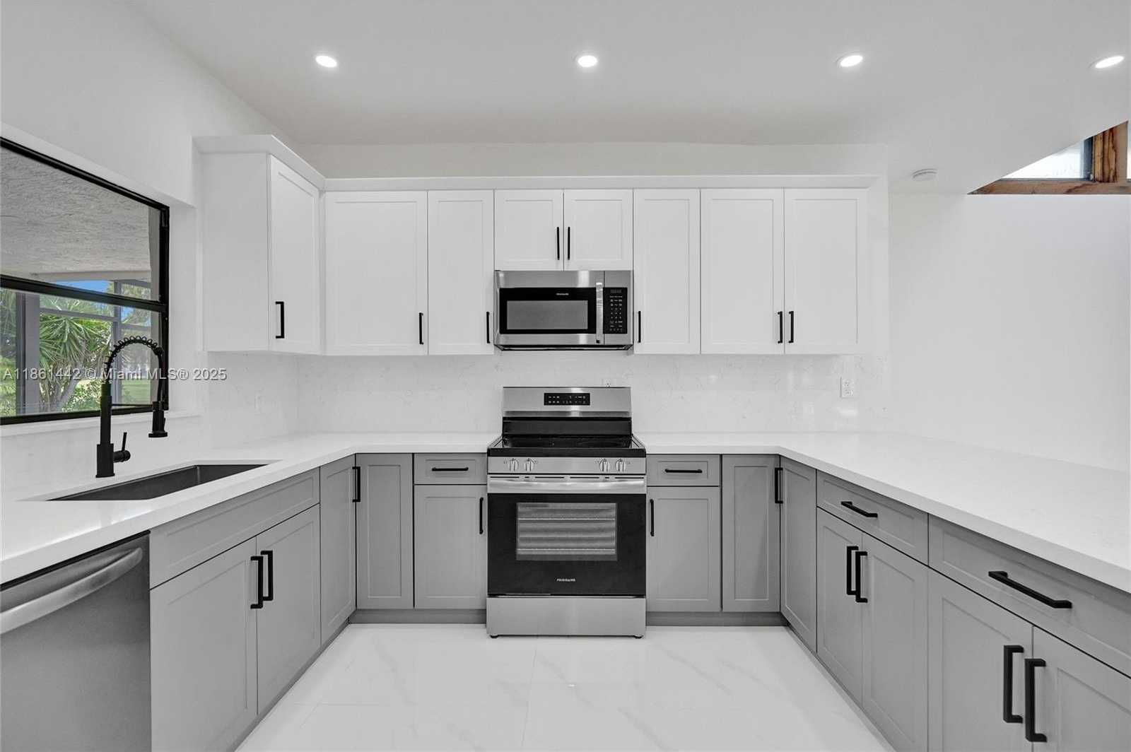 Small Image of 8037 BUTTONWOOD CIR, Tamarac Number 12