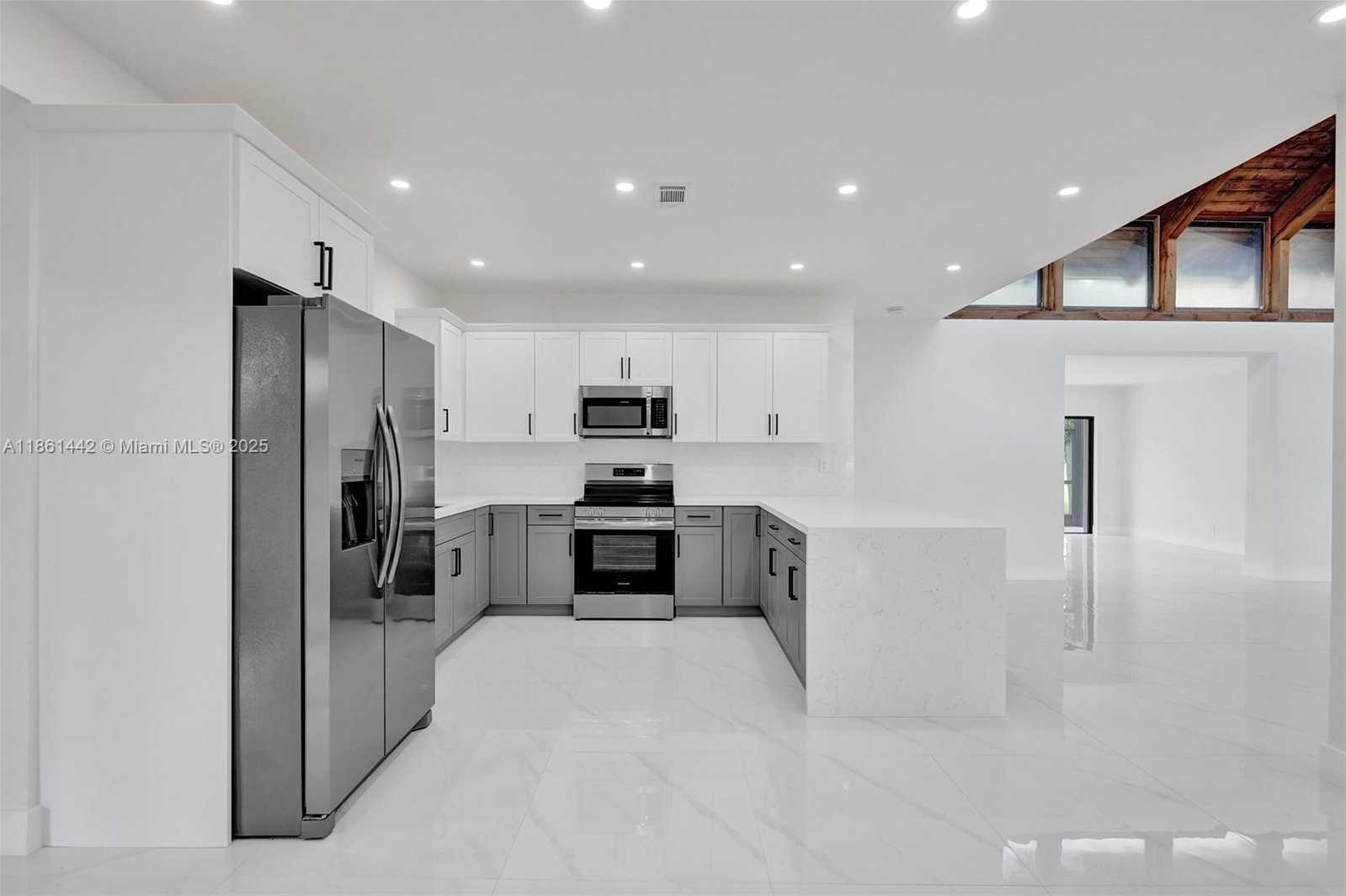 Small Image of 8037 BUTTONWOOD CIR, Tamarac Number 13