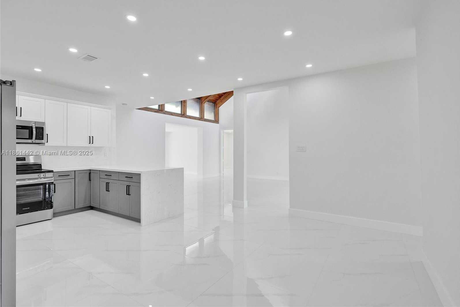 Small Image of 8037 BUTTONWOOD CIR, Tamarac Number 14