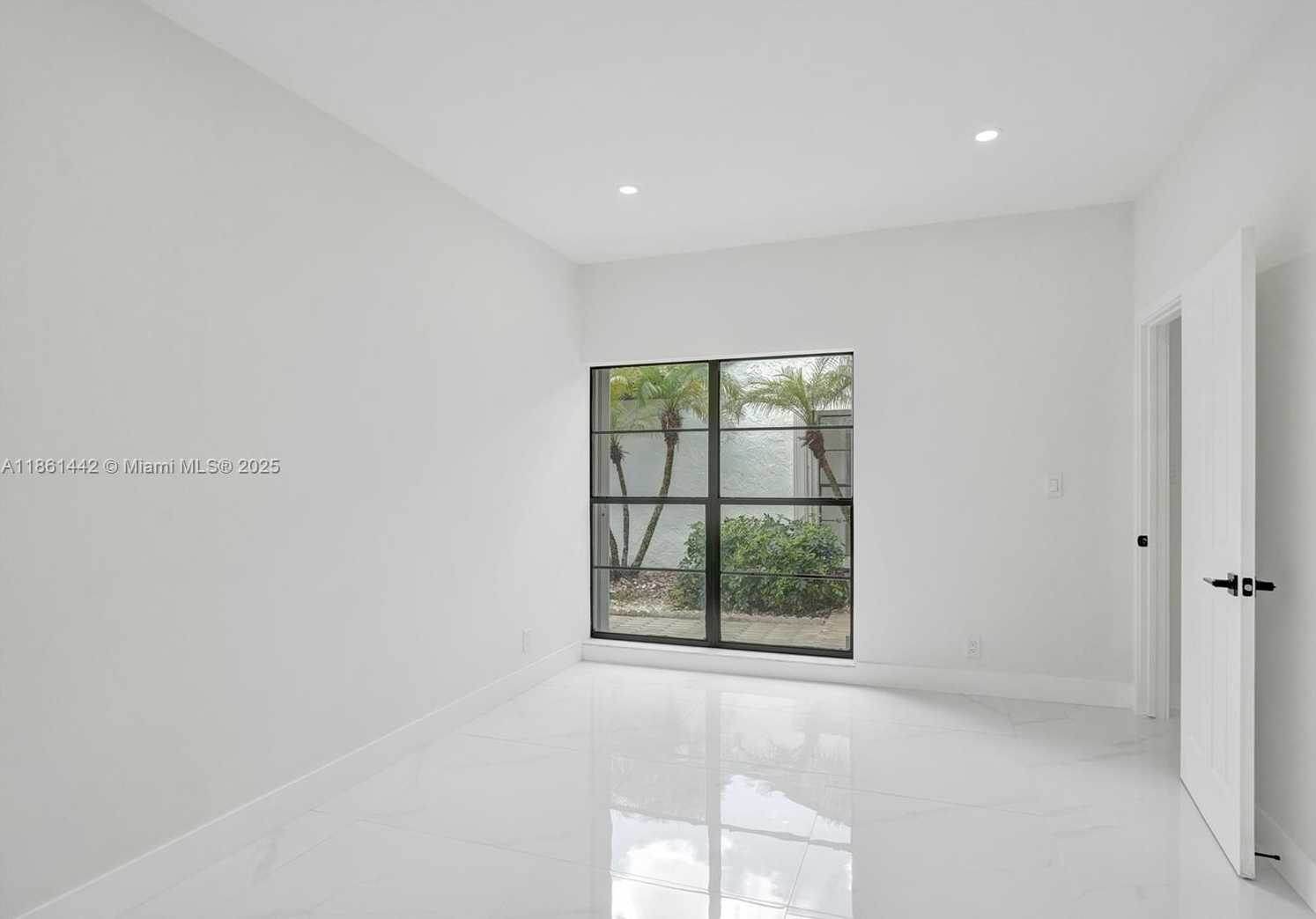 Small Image of 8037 BUTTONWOOD CIR, Tamarac Number 15