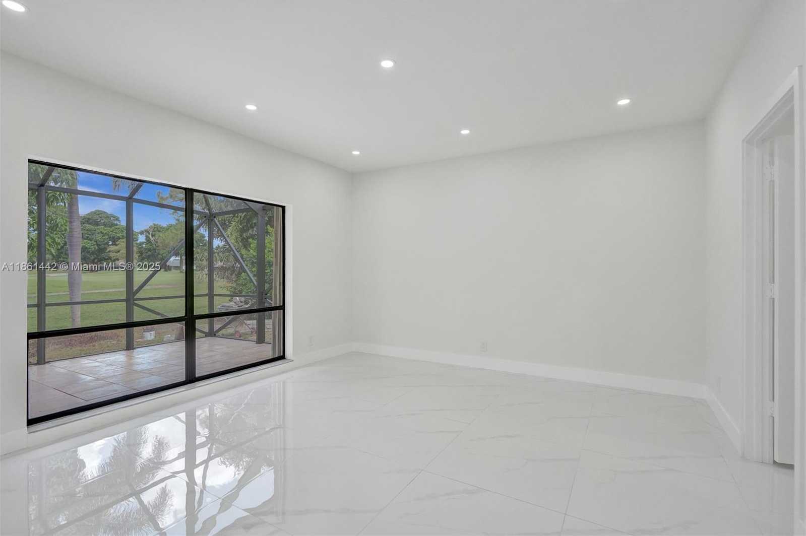 Small Image of 8037 BUTTONWOOD CIR, Tamarac Number 19