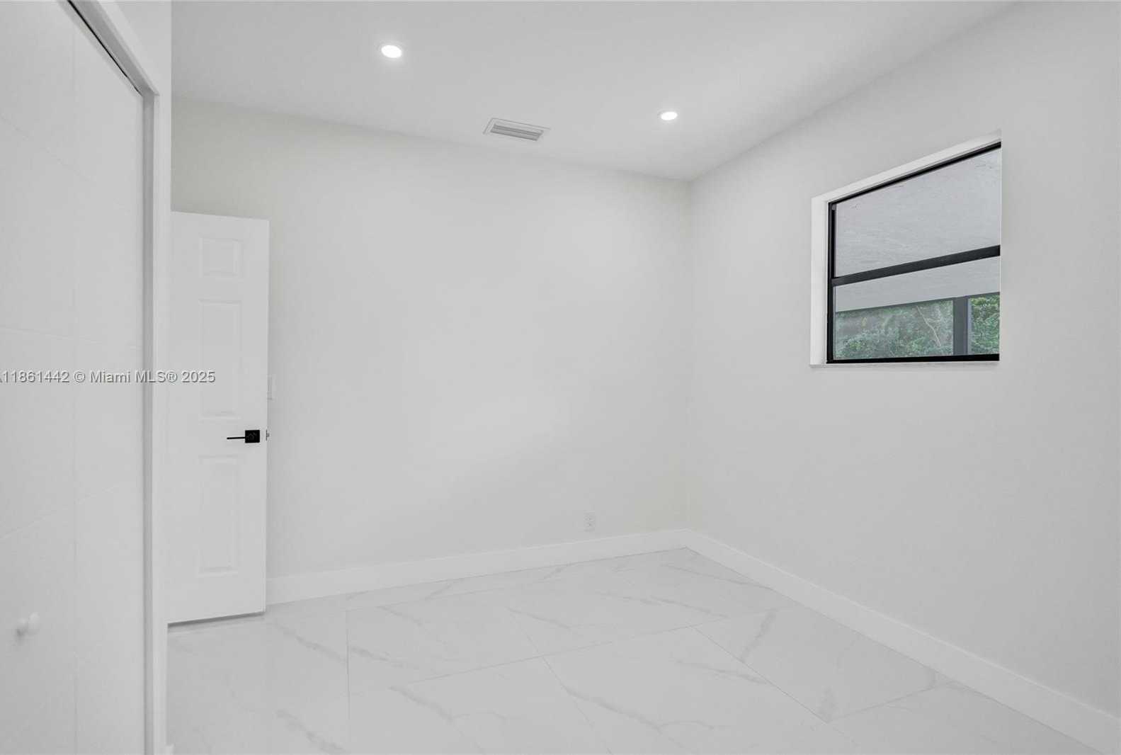 Small Image of 8037 BUTTONWOOD CIR, Tamarac Number 21