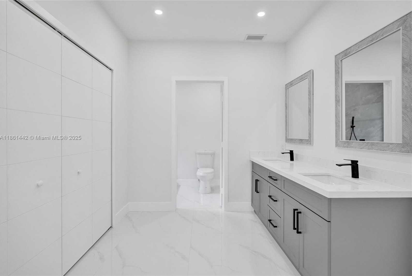 Small Image of 8037 BUTTONWOOD CIR, Tamarac Number 24