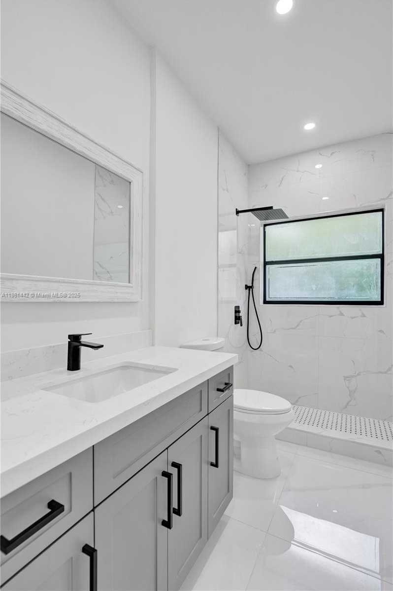 Small Image of 8037 BUTTONWOOD CIR, Tamarac Number 25