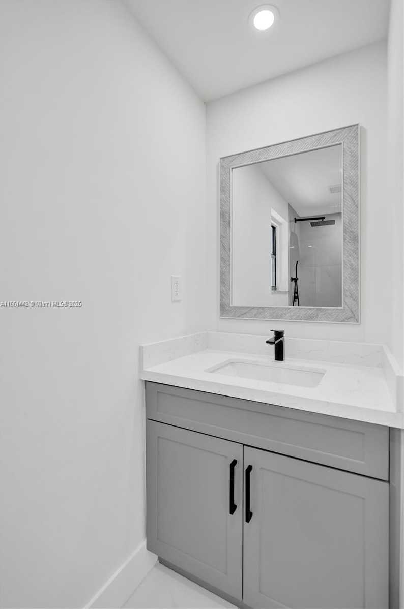 Small Image of 8037 BUTTONWOOD CIR, Tamarac Number 26