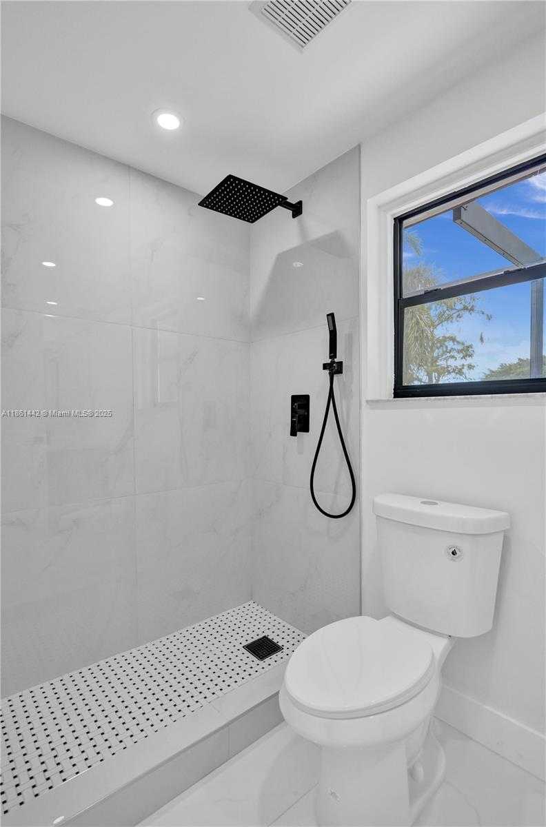 Small Image of 8037 BUTTONWOOD CIR, Tamarac Number 28