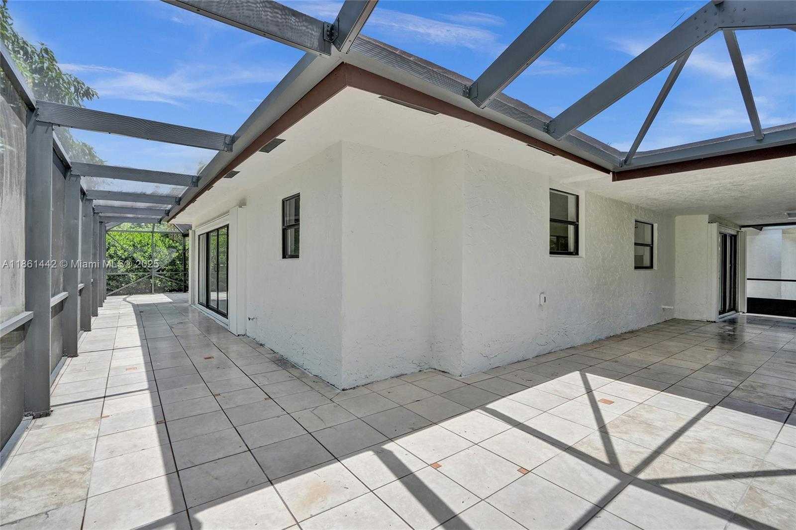 Small Image of 8037 BUTTONWOOD CIR, Tamarac Number 37