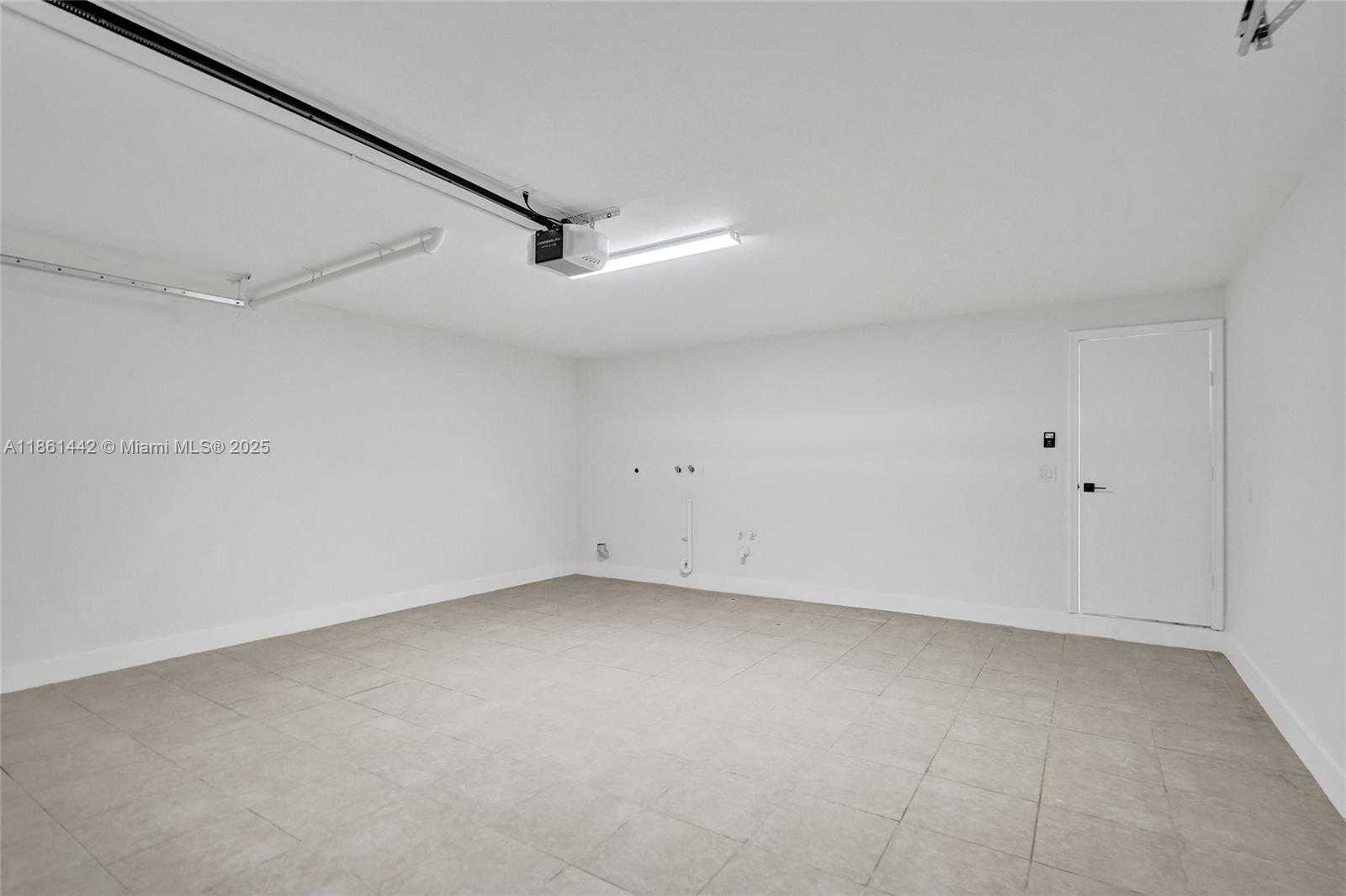 Small Image of 8037 BUTTONWOOD CIR, Tamarac Number 39