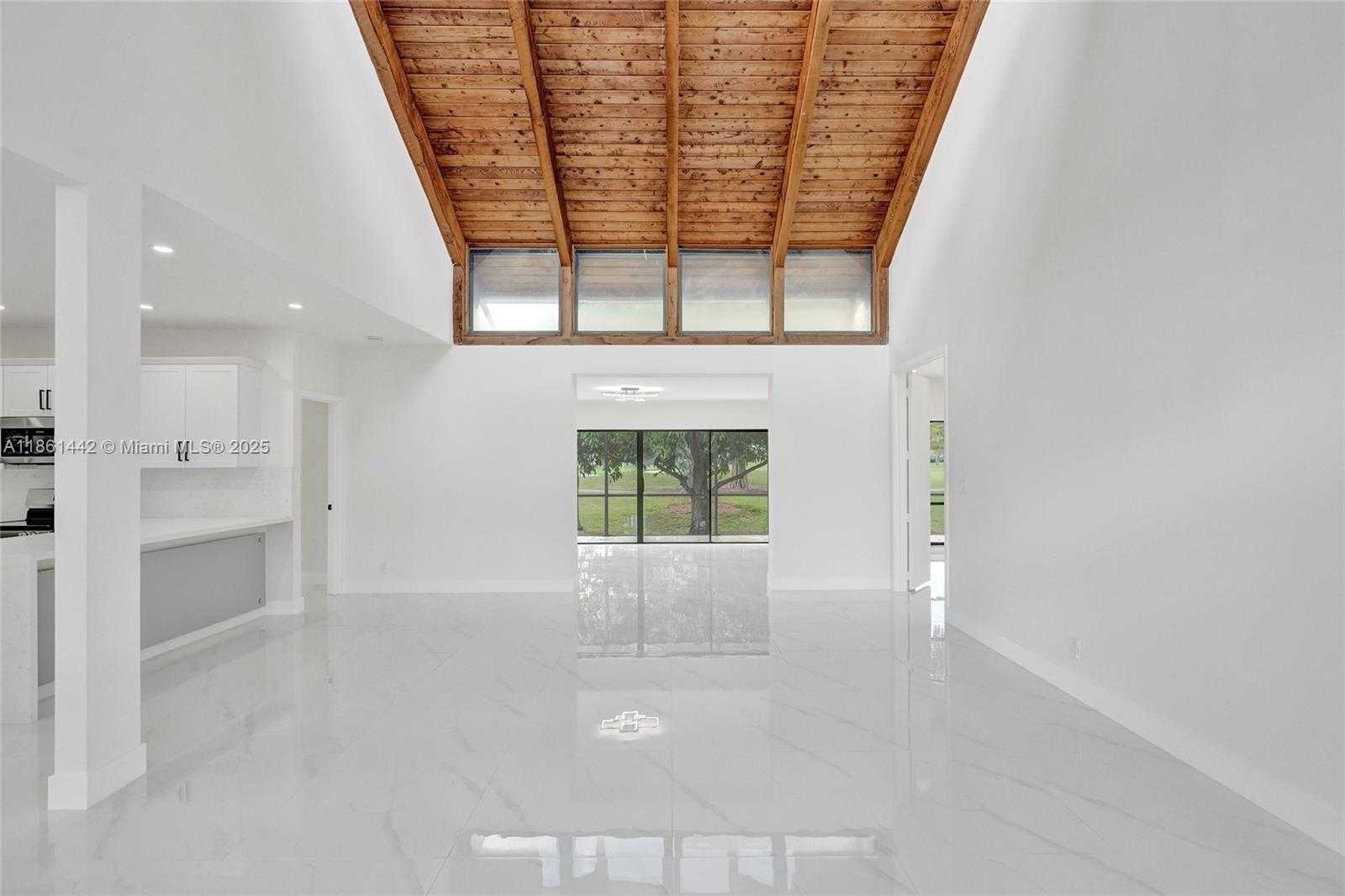 Small Image of 8037 BUTTONWOOD CIR, Tamarac Number 5