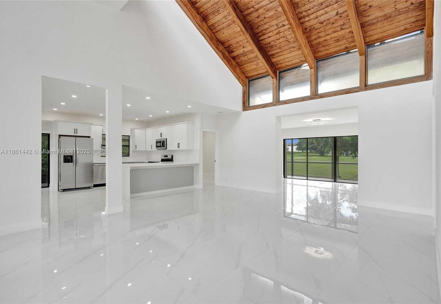 Small Image of 8037 BUTTONWOOD CIR, Tamarac Number 7