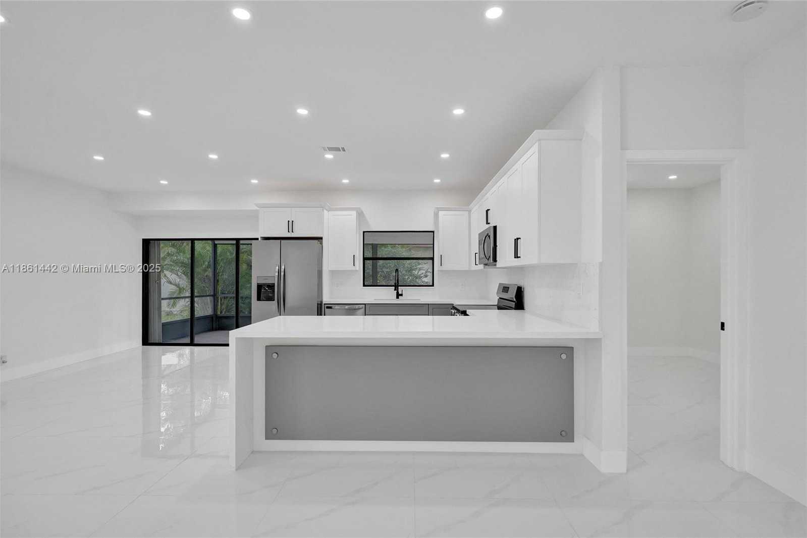 Small Image of 8037 BUTTONWOOD CIR, Tamarac Number 9