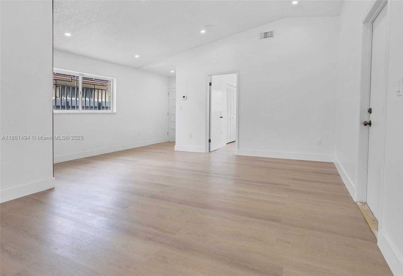 Small Image of 3133 WEST 70TH TER, Hialeah Number 9