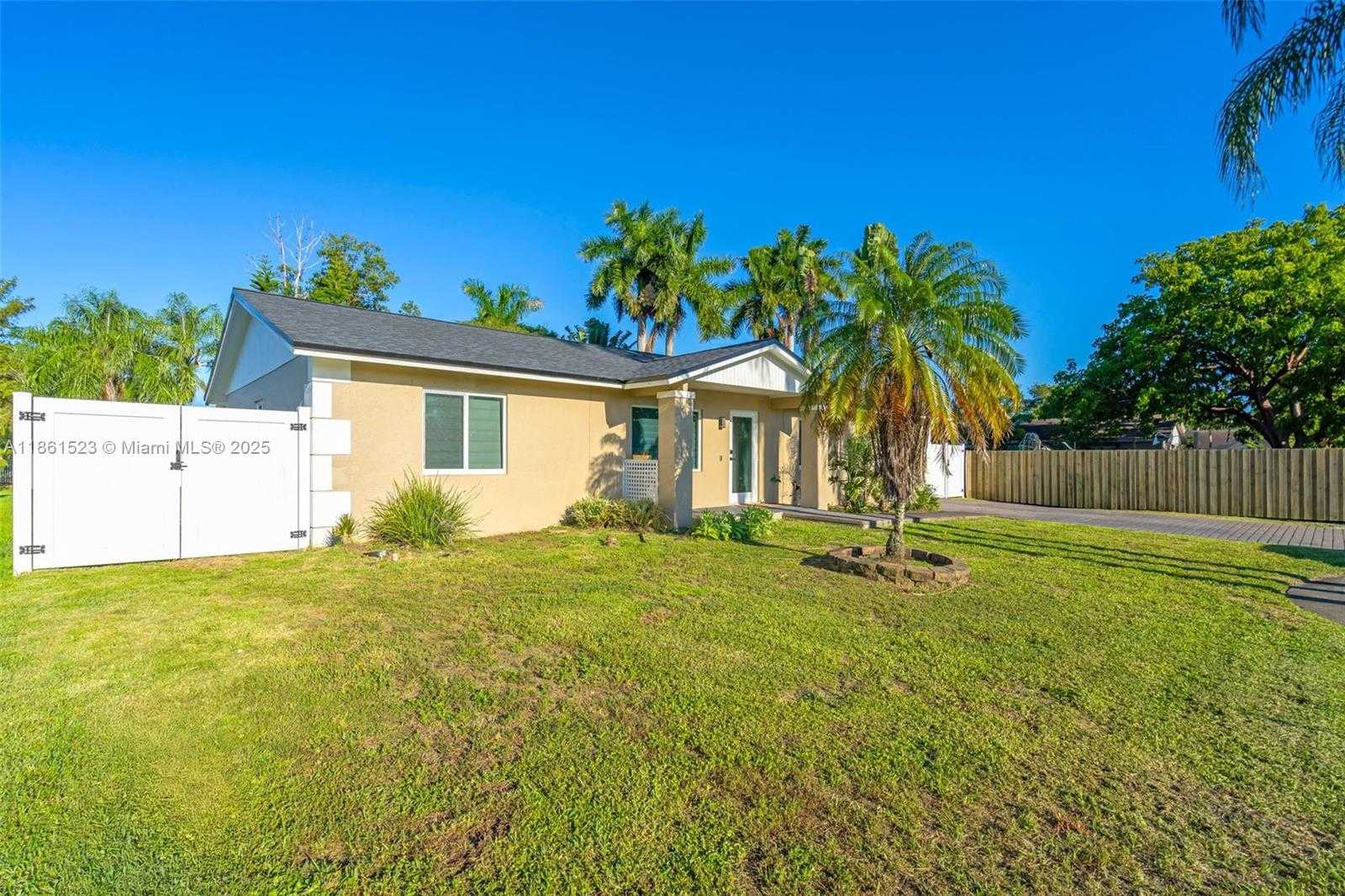 Small Image of 1120 SOUTH WEST 128TH DR, Davie Number 2