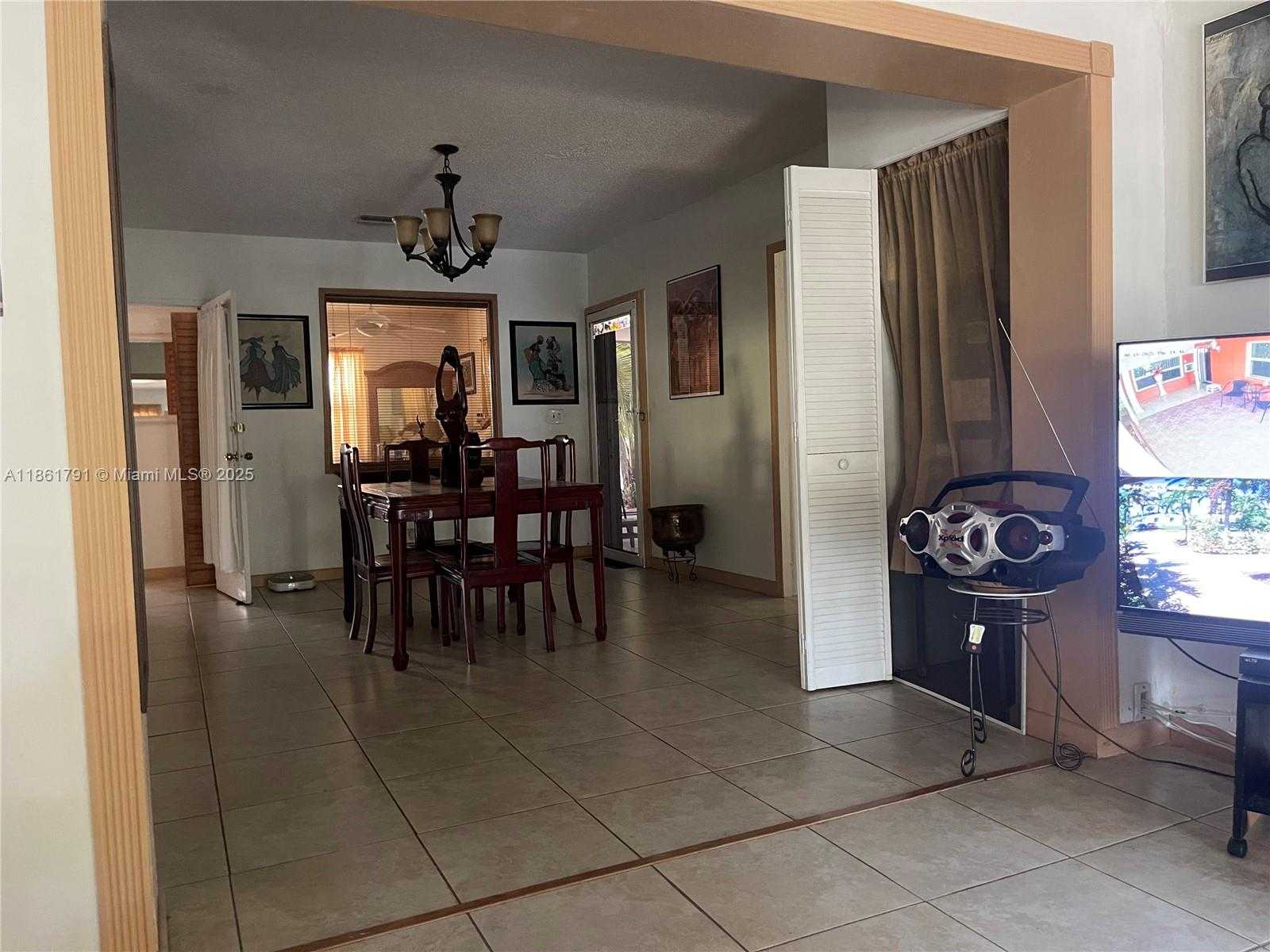 Small Image of 2626 THOMAS ST, Hollywood Number 20