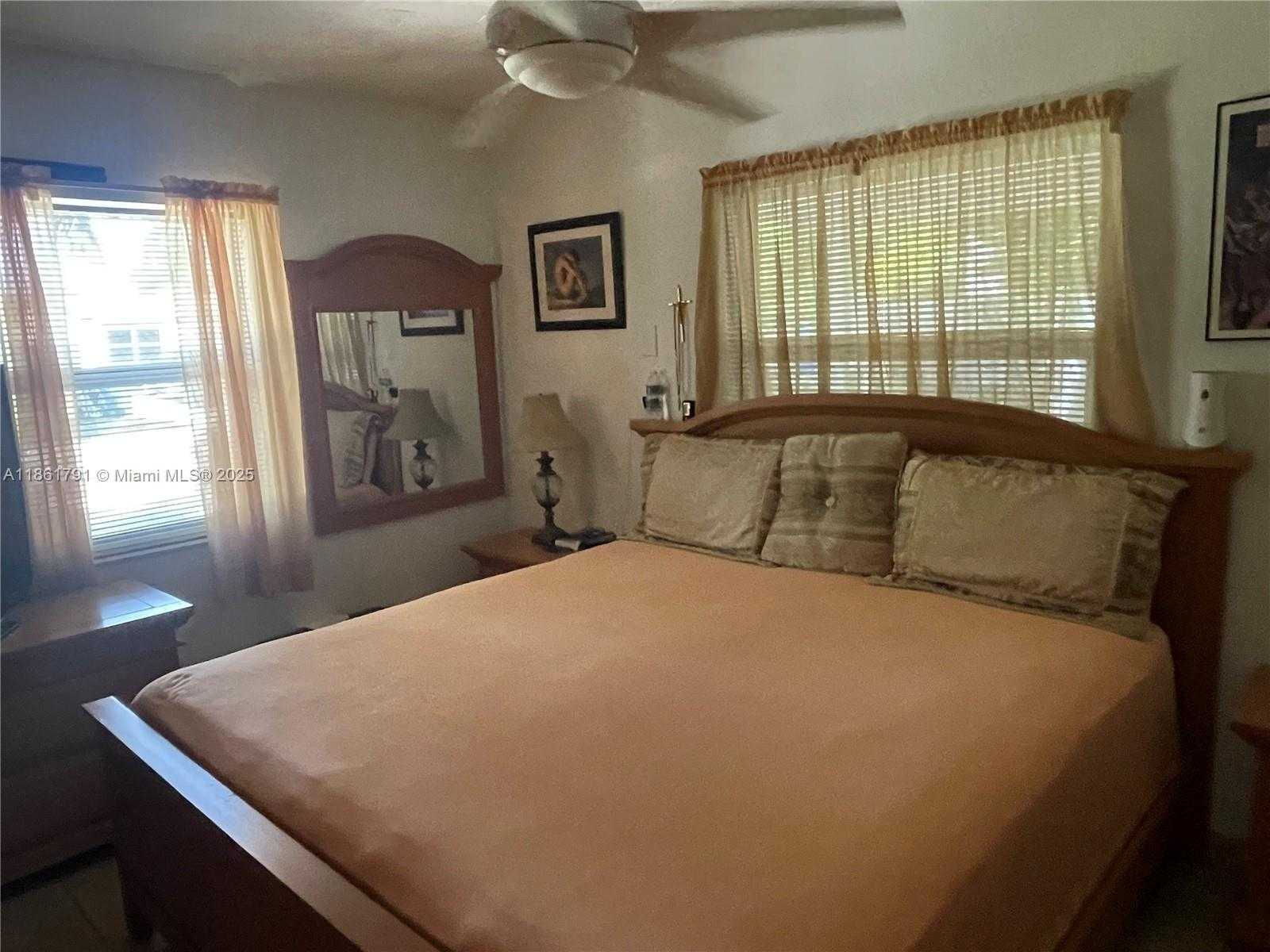 Small Image of 2626 THOMAS ST, Hollywood Number 21