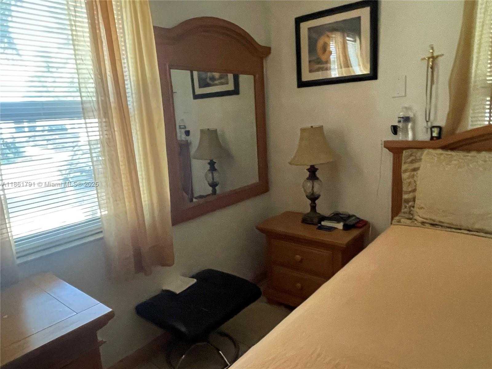 Small Image of 2626 THOMAS ST, Hollywood Number 22