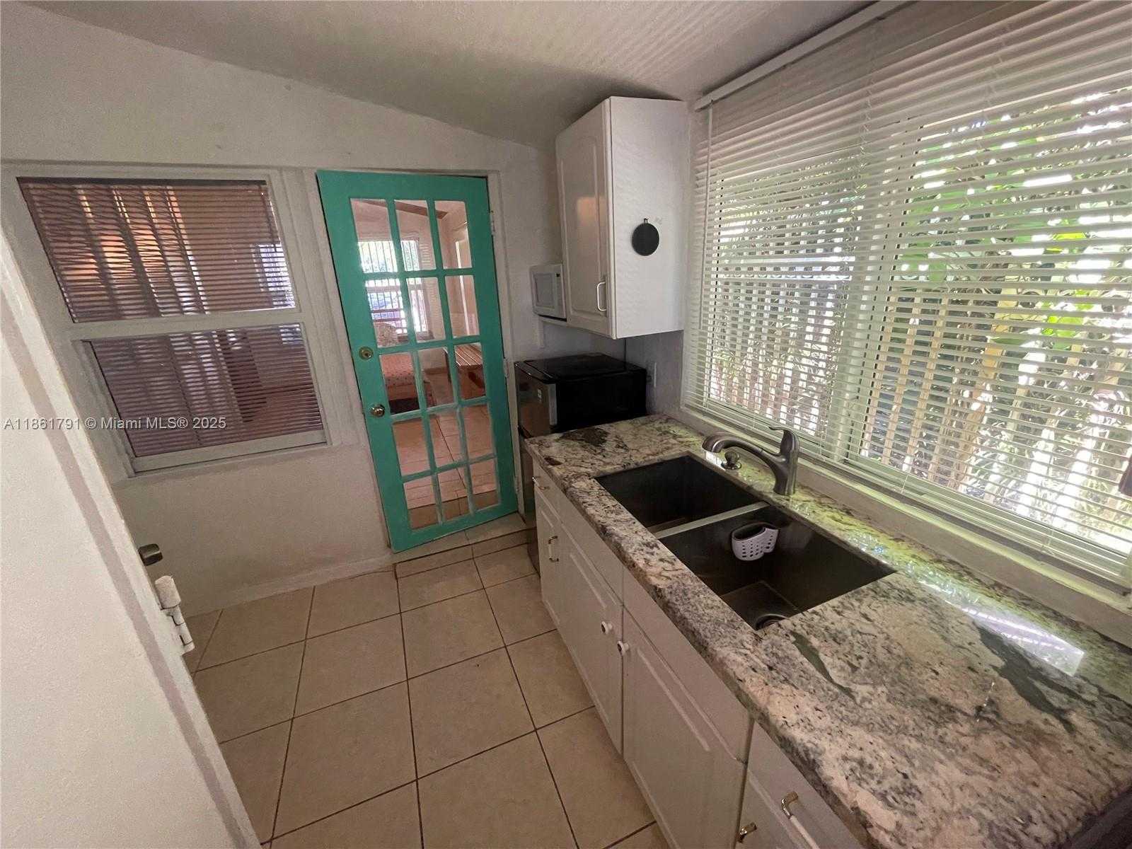 Small Image of 2626 THOMAS ST, Hollywood Number 29