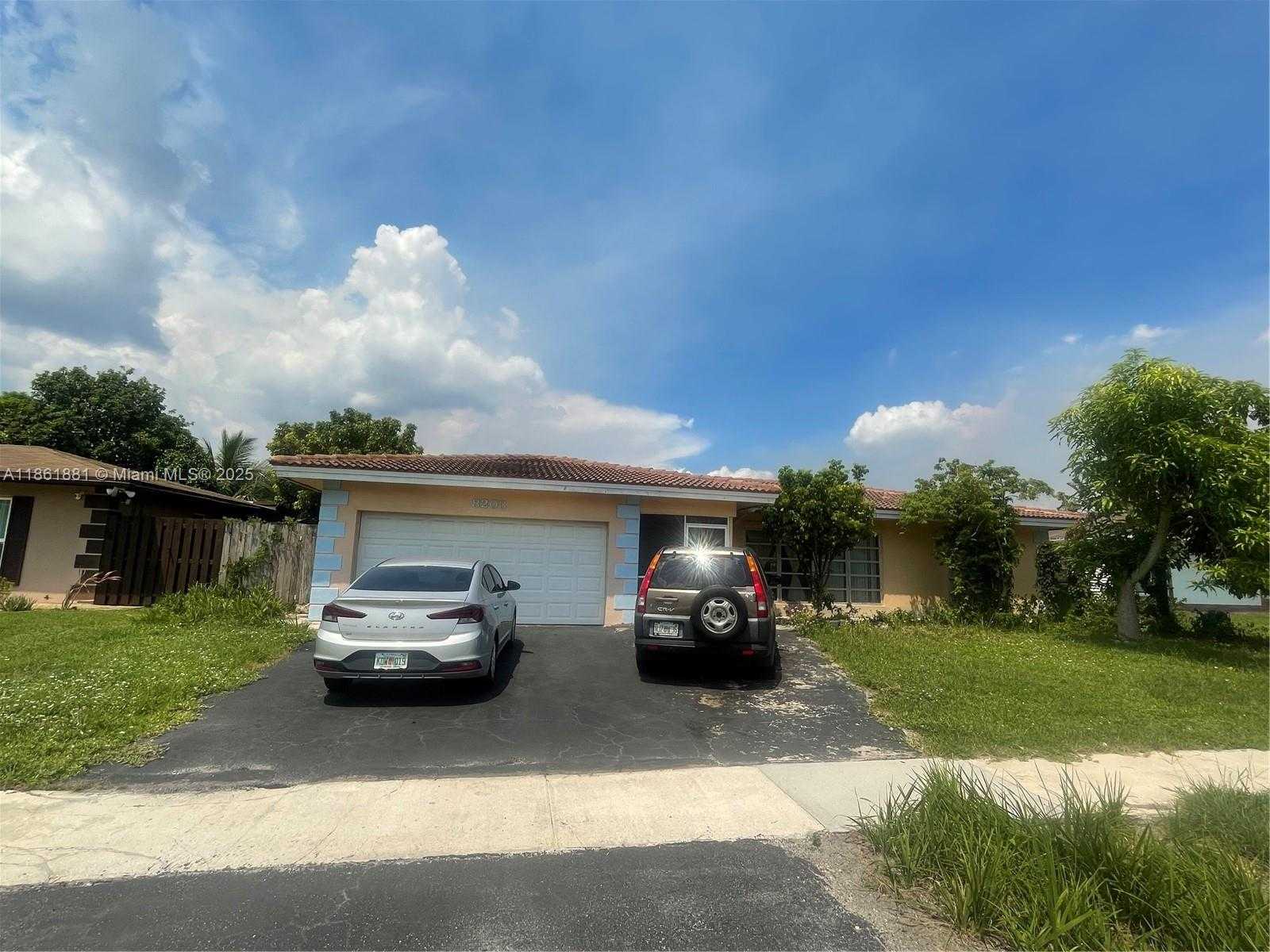 Small Image of 8203 NORTH WEST 73RD TER, Tamarac Number 2