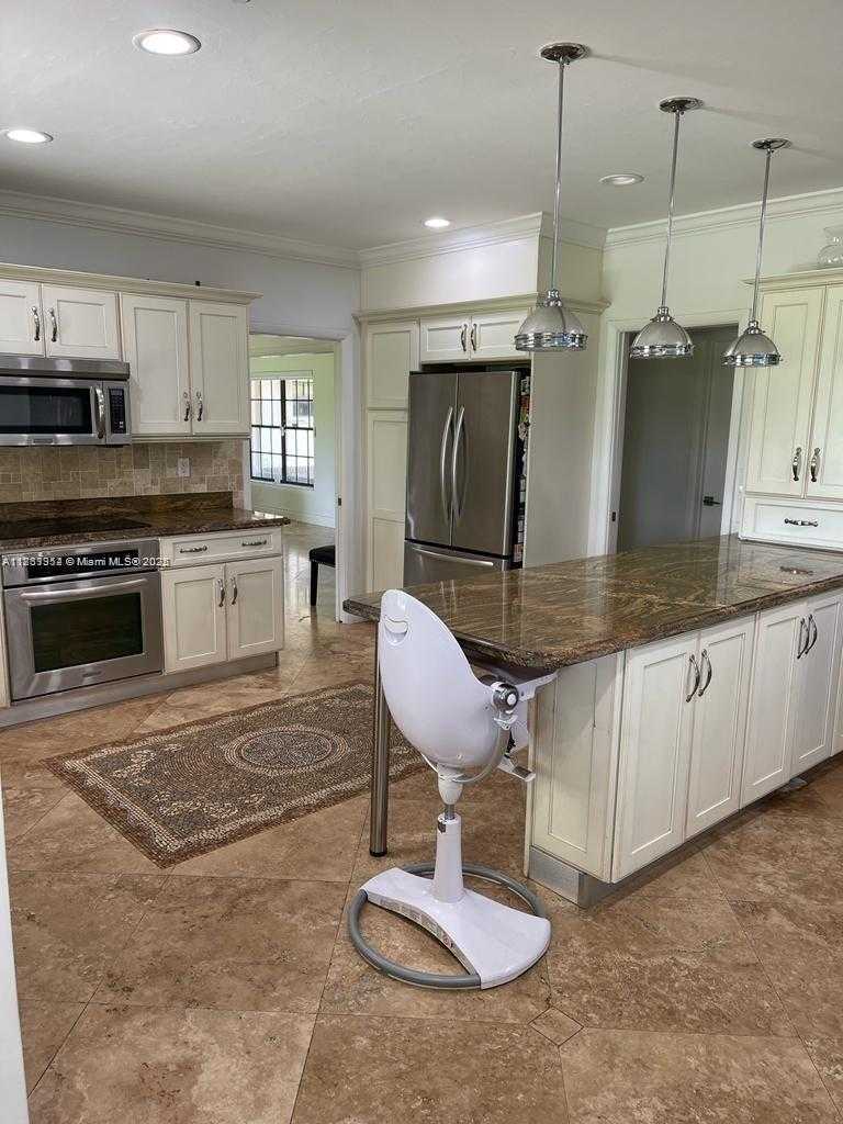 Small Image of 19265 EAST SAINT ANDREWS DR, Hialeah Number 2
