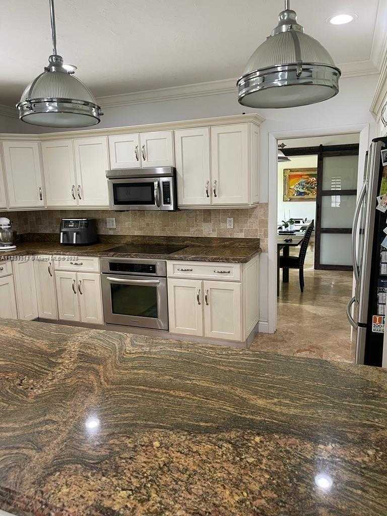 Small Image of 19265 EAST SAINT ANDREWS DR, Hialeah Number 3