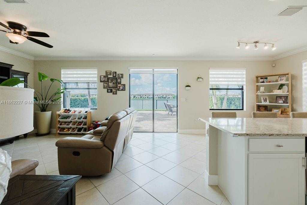 Small Image of 3392 WEST 103RD TER, Hialeah Number 4
