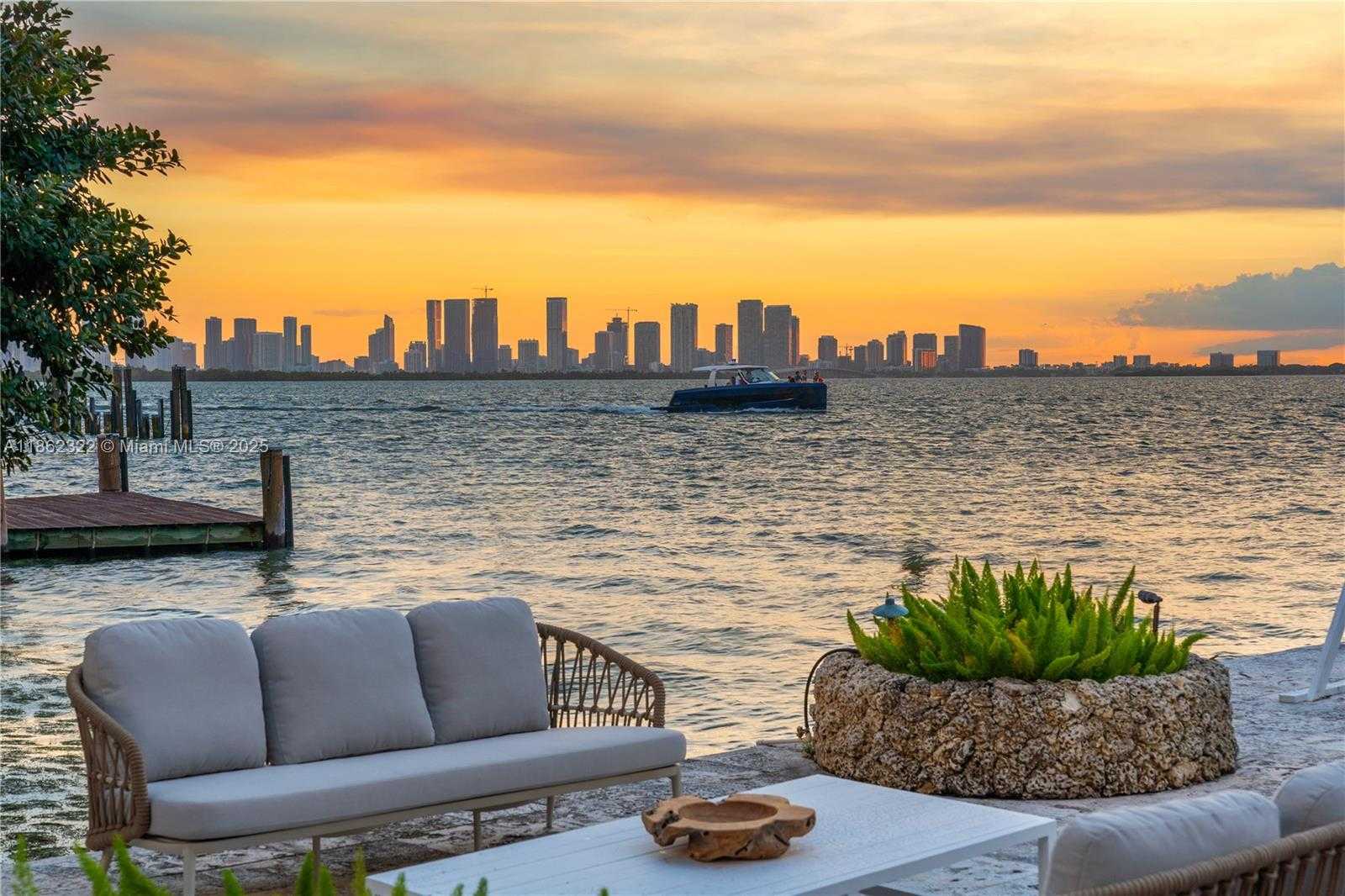 Small Image of 4640 NORTH BAY RD, Miami Beach Number 2