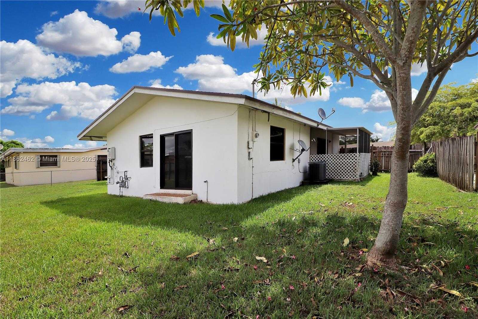 Small Image of 15840 SOUTH WEST 105TH CT, Miami Number 2