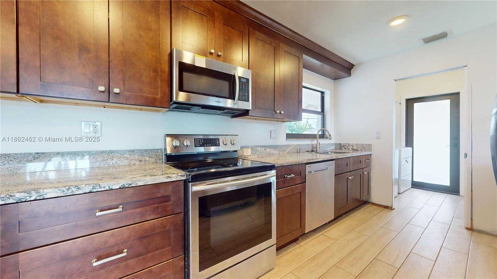 Small Image of 15840 SOUTH WEST 105TH CT, Miami Number 7