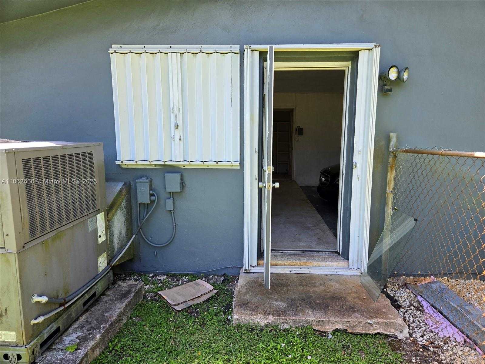 Small Image of 520 NORTH WEST 75TH TER, Plantation Number 72