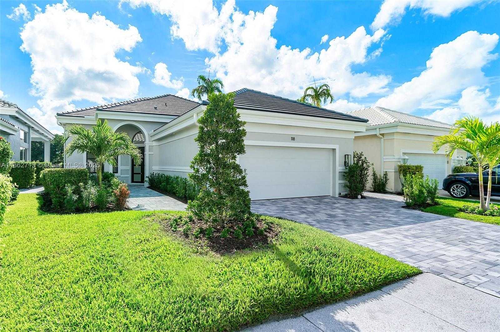 Small Image of 118 EMERALD KEY LN, Palm Beach Gardens Number 2