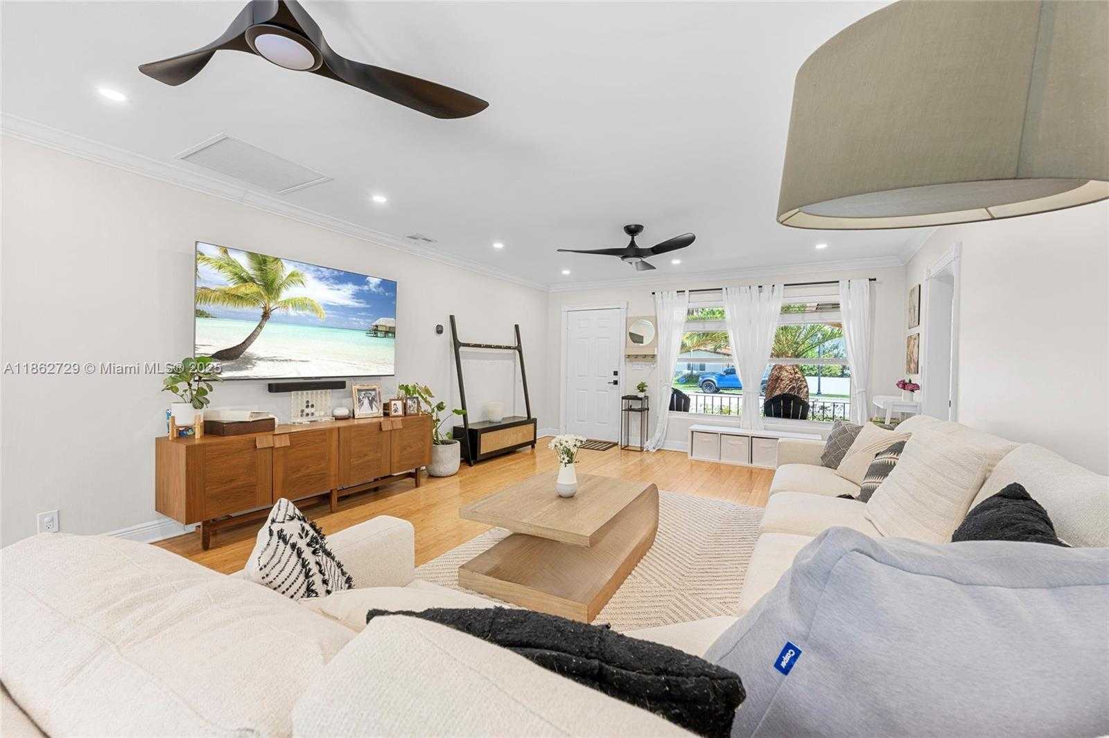 Small Image of 1426 TYLER ST, Hollywood Number 11