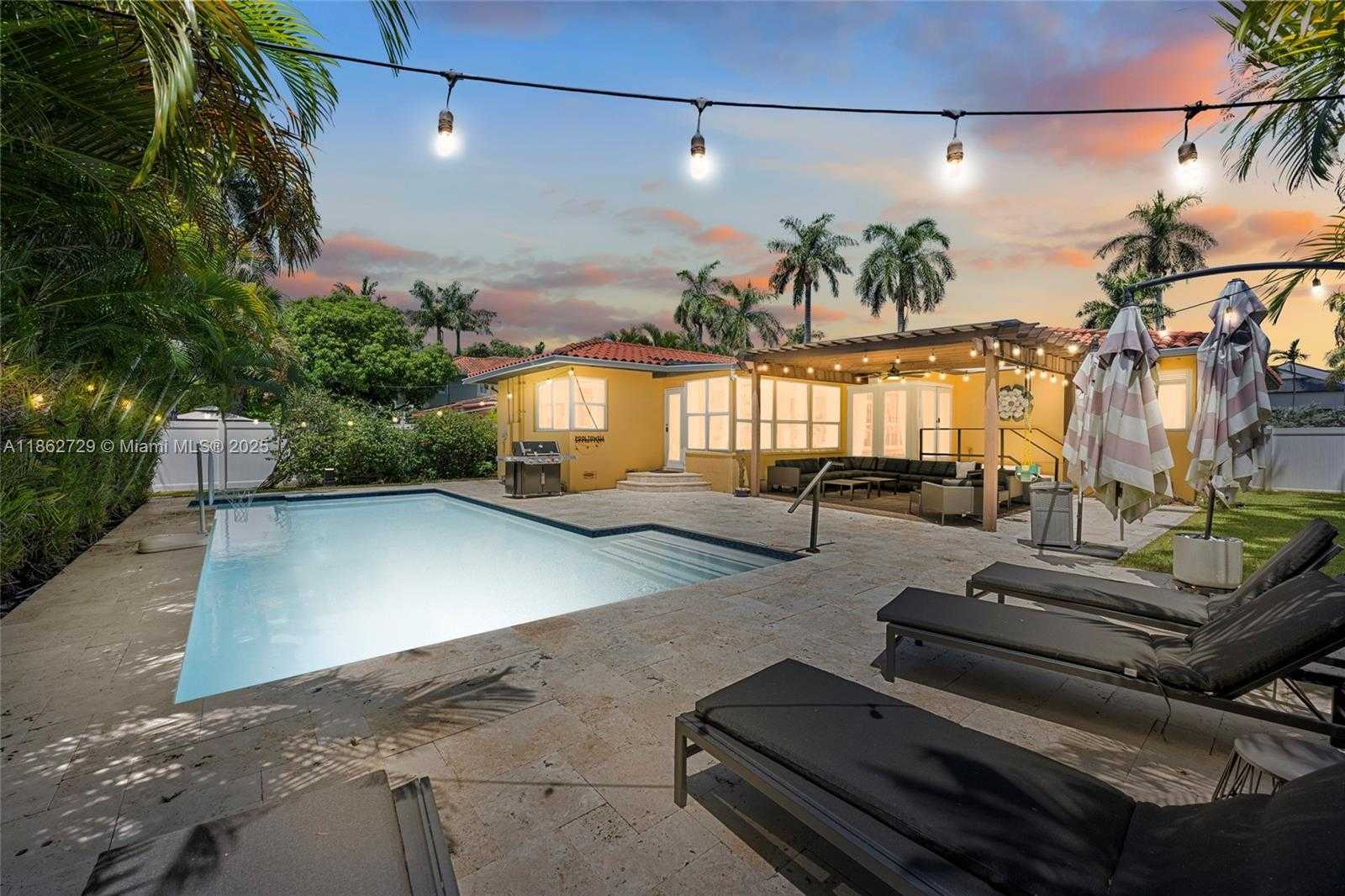 Small Image of 1426 TYLER ST, Hollywood Number 2