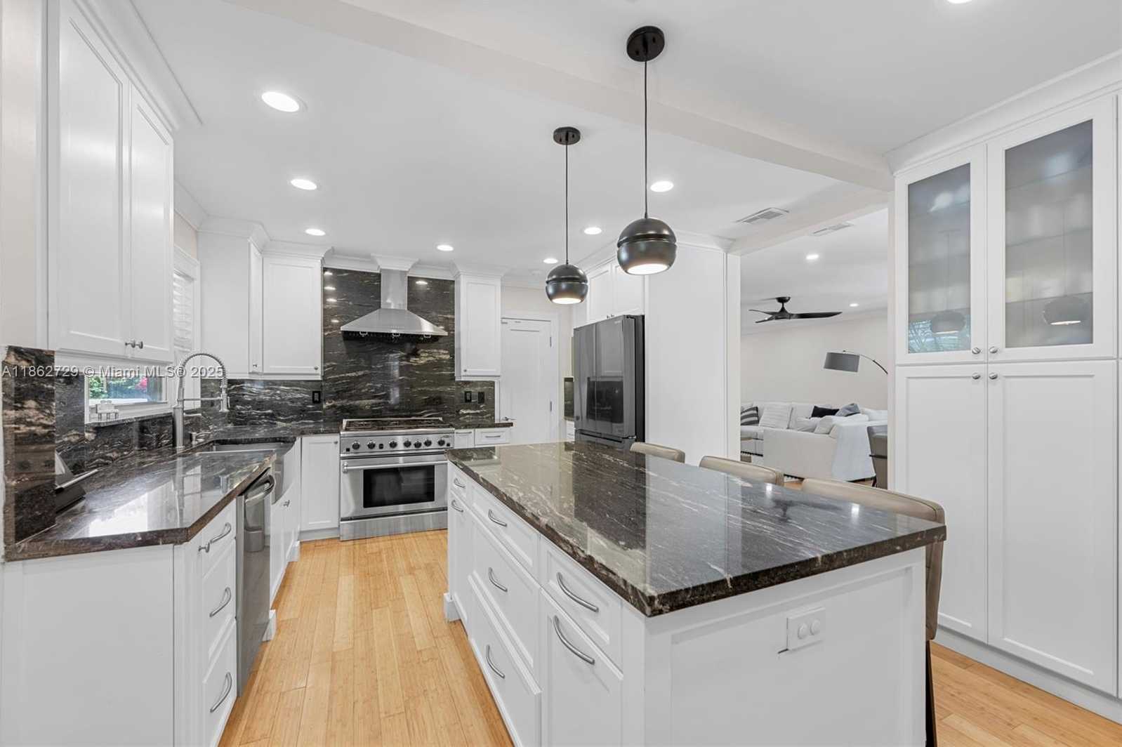 Small Image of 1426 TYLER ST, Hollywood Number 20