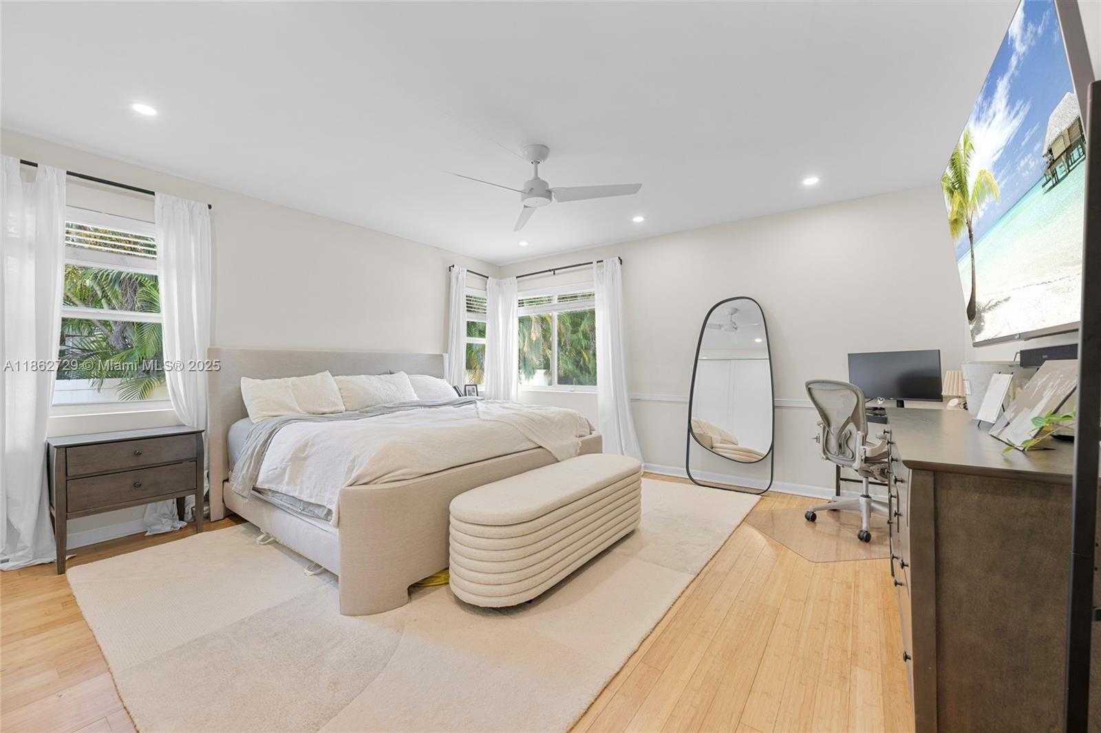 Small Image of 1426 TYLER ST, Hollywood Number 30