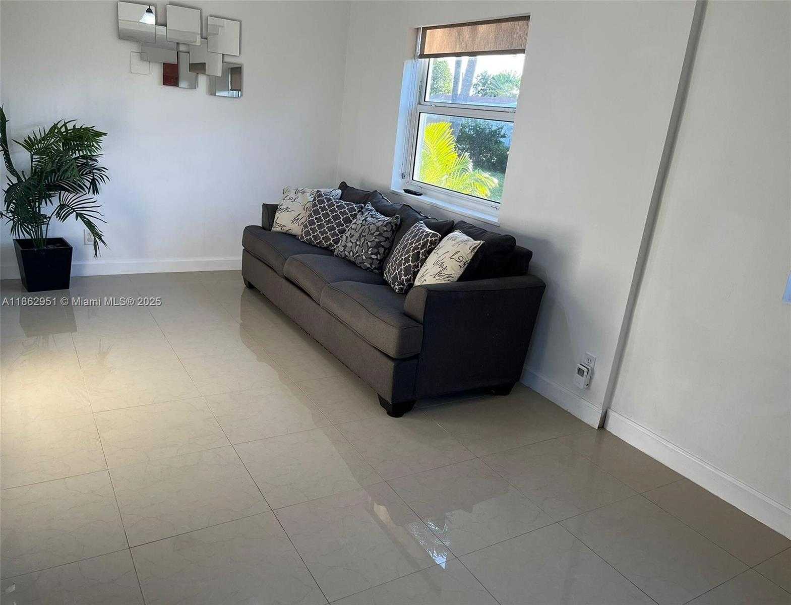 Small Image of 1600 NORTH EAST 175TH ST, North Miami Beach Number 15