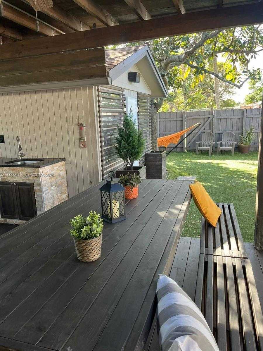 Small Image of 1600 NORTH EAST 175TH ST, North Miami Beach Number 2